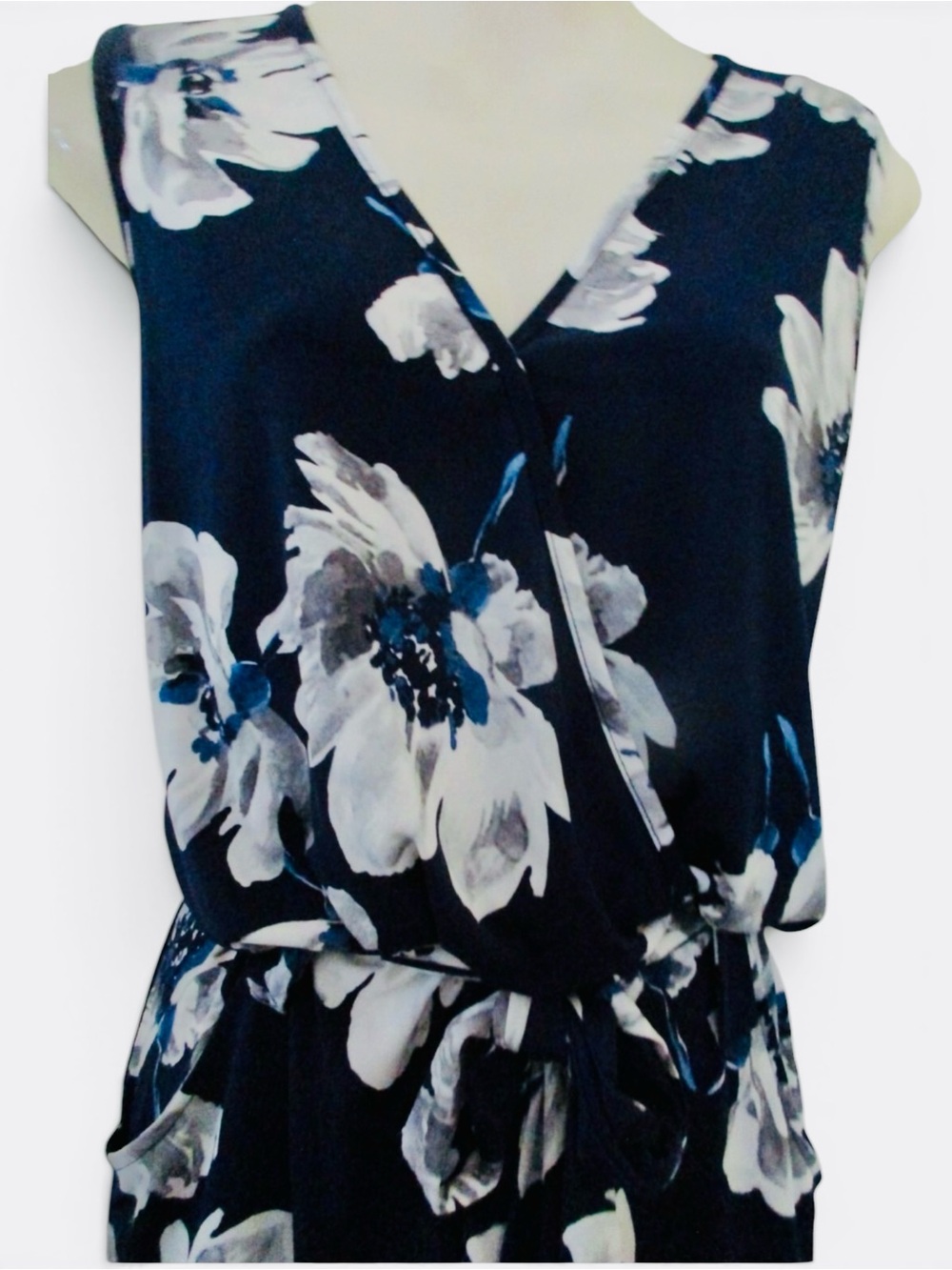 VENUS-Sleeveless Navy Floral Jumpsuit with Tie Waist - Picture 4 of 9